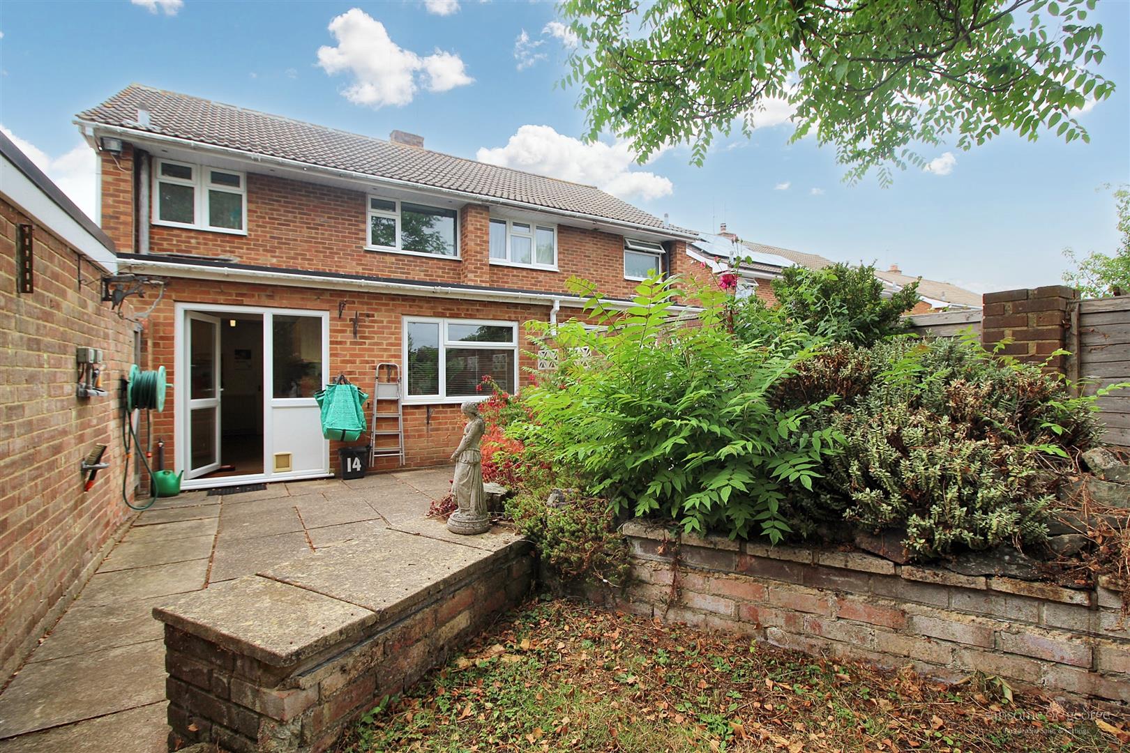Fitzroy Crescent, Woodley, Reading